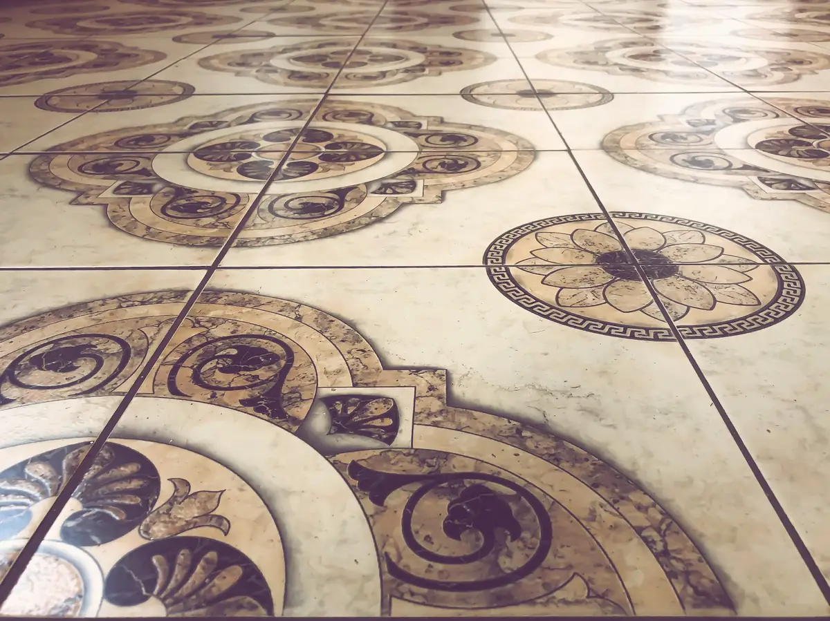 Carreaux à motifs floraux beige et brun, posés en tapis