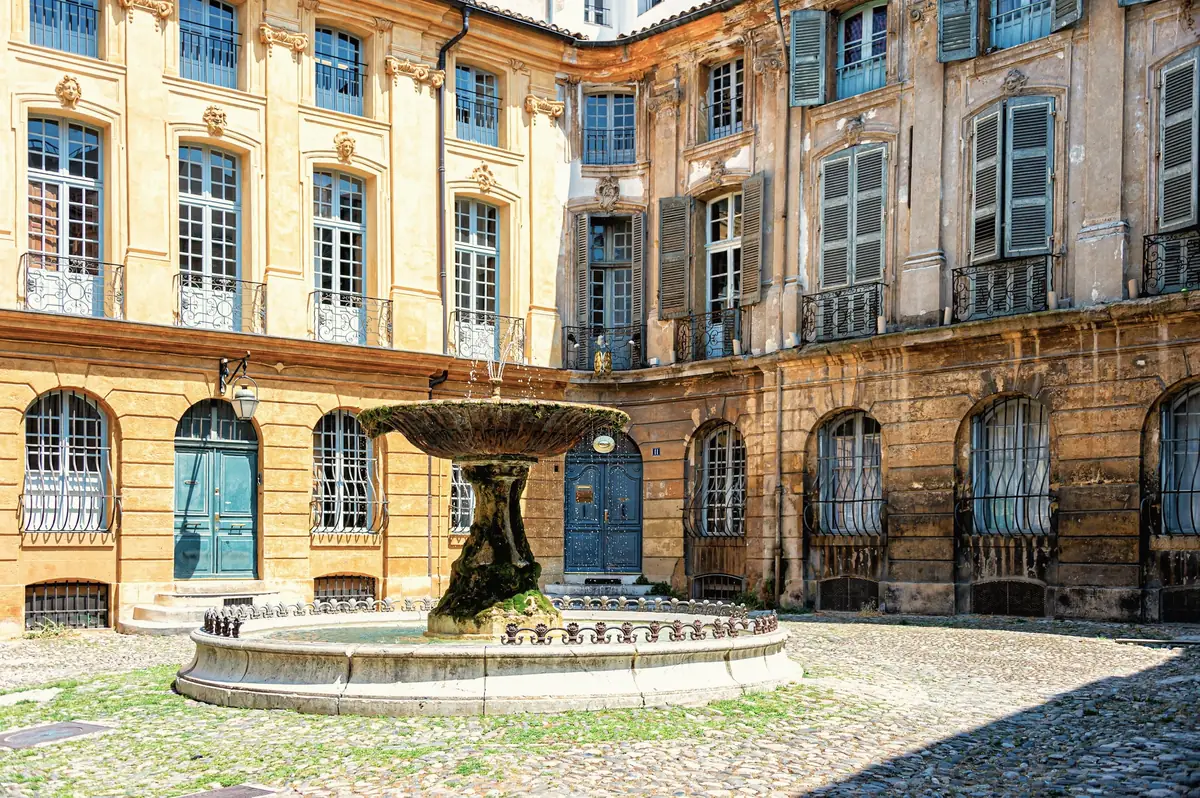 La place d’Albertas, à Aix-en-Provence : façades ordonnancées en pierre blonde autour de la fontaine
