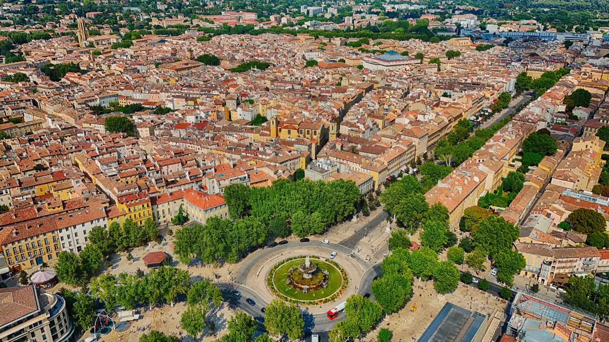 Aix-en-Provence vue du ciel : la Rotonde, le cours Mirabeau et les toits de tuiles du centre
